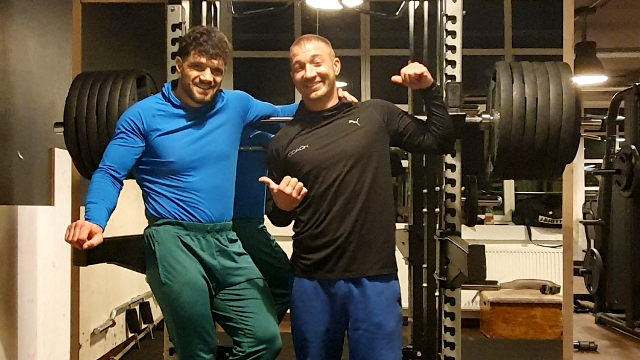 Personal Trainer Thomas Wolf im Training mit Oktagon-Heavyweight Lazar Todev